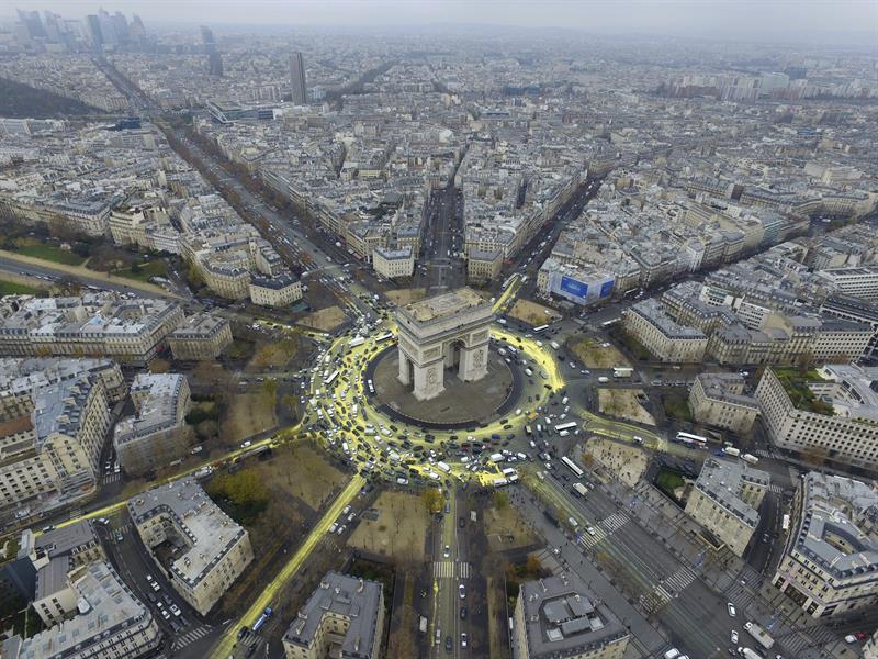 Vista aérea del Arco del Triunfo donde Greenpeace intentó ayer pintar un sol. 