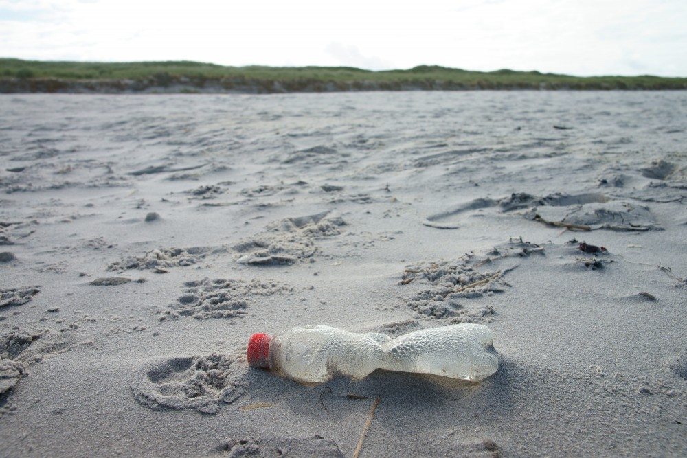 Botella de plástico en una playa del Mar del Norte. Foto cedida por Greenpeace/Stefan Schorr