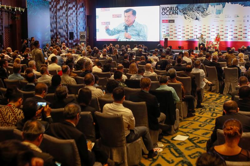 El vicepresidente de Indonesia Muhammad Jusuf Kalla habla hoy, jueves 23 de febrero de 2017, durante la Cumbre Mundial de los Océanos, que se realiza en Nusadua (Bali).