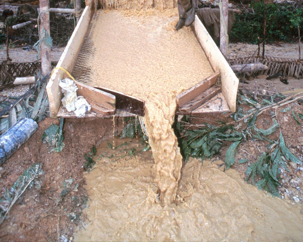 La miner&iacute;a de oro es una de las principales causas de la depredaci&oacute;n y contaminaci&oacute;n de los r&iacute;os en Guayana Francesa. &copy; Roger Leguen / WWF