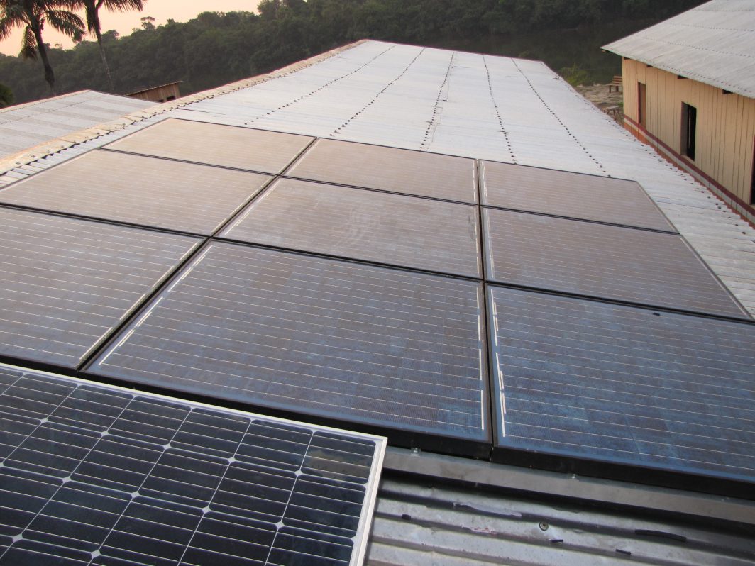 Proyecto del WWF en 2017 instaló sistemas de energía solar fotovoltaica en dos Reservas Extractivistas en Lábrea, en el estado de Amazonas, en Brasil, beneficiando las comunidades que son dependientes de generadores movidos por combustibles fósiles. - copyright: “© WWF-Brasil/Alessandra Mathyas”