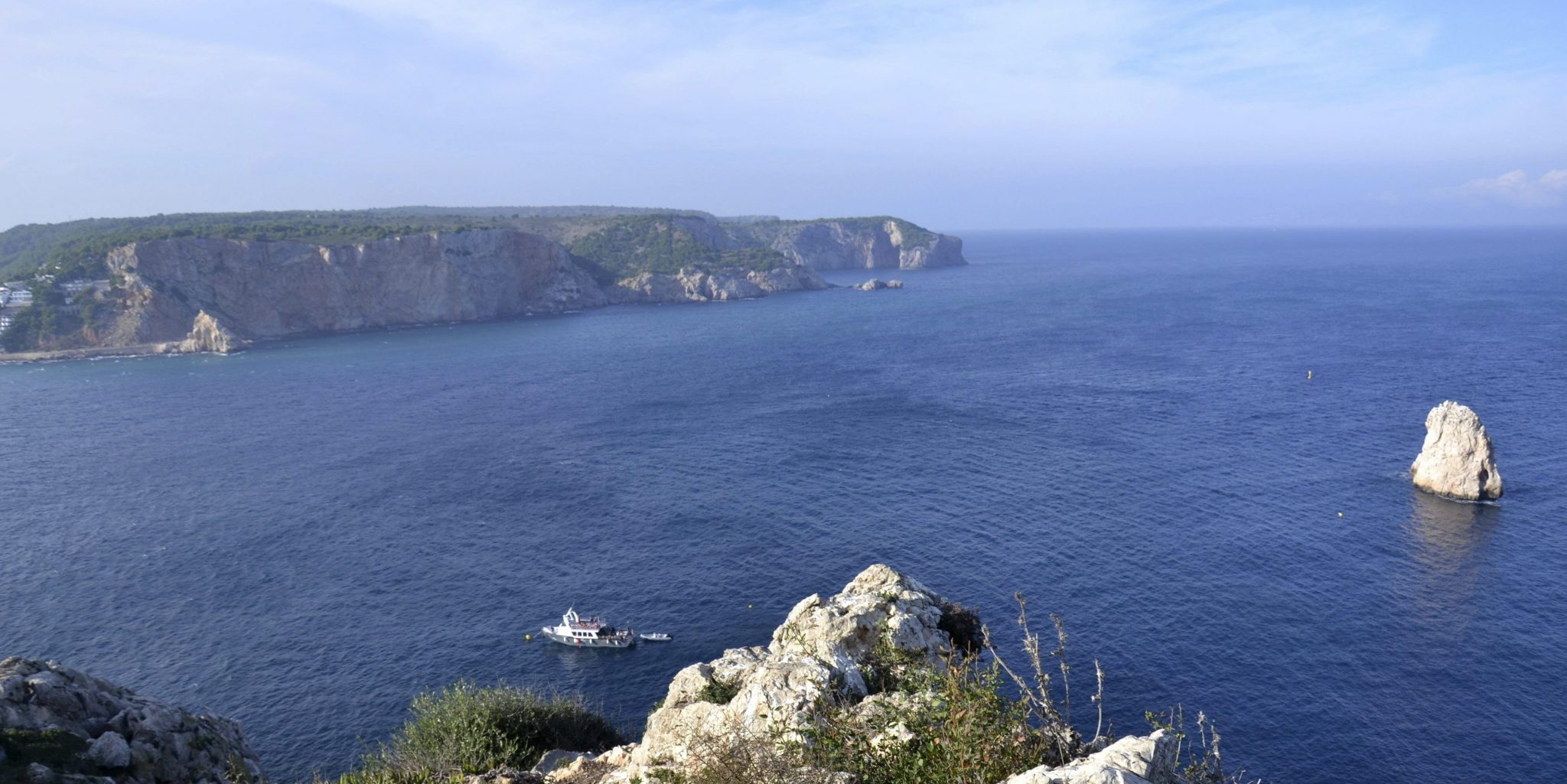 Vista de la Costa Brava desde el islote principal de Islas Medas. Foto: EFE/Raúl Casado. 
