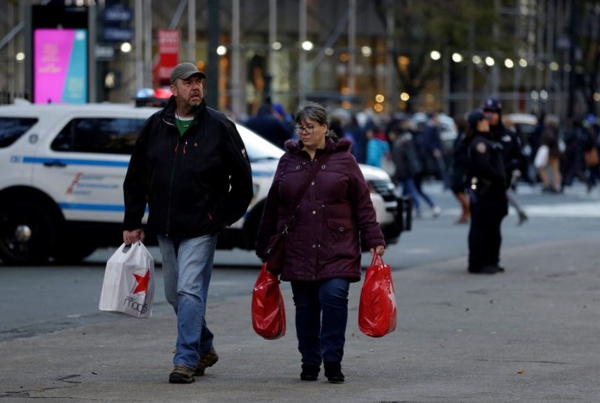 consumidores-con-sus-compras.jpg